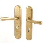 Veiligheidsset Kira met deurkrukken Silvia messing getrommeld