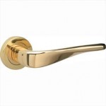 Deurkruk Cardea Seno rond rozet messing gepolijst gelakt