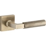 Deurkruk Bauhaus verdekt vierkant rozet messing getrommeld ongelakt