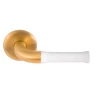 Deurkruk Nour EV100/64 PVD rond rozet mat goud/wit
