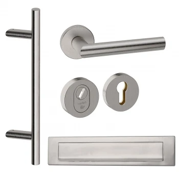 Voordeurset rond met schuine greep Frankfurt en deurkruk Toledo Inox Voordeurset rond met schuine greep Frankfurt en deurkruk Toledo Inox